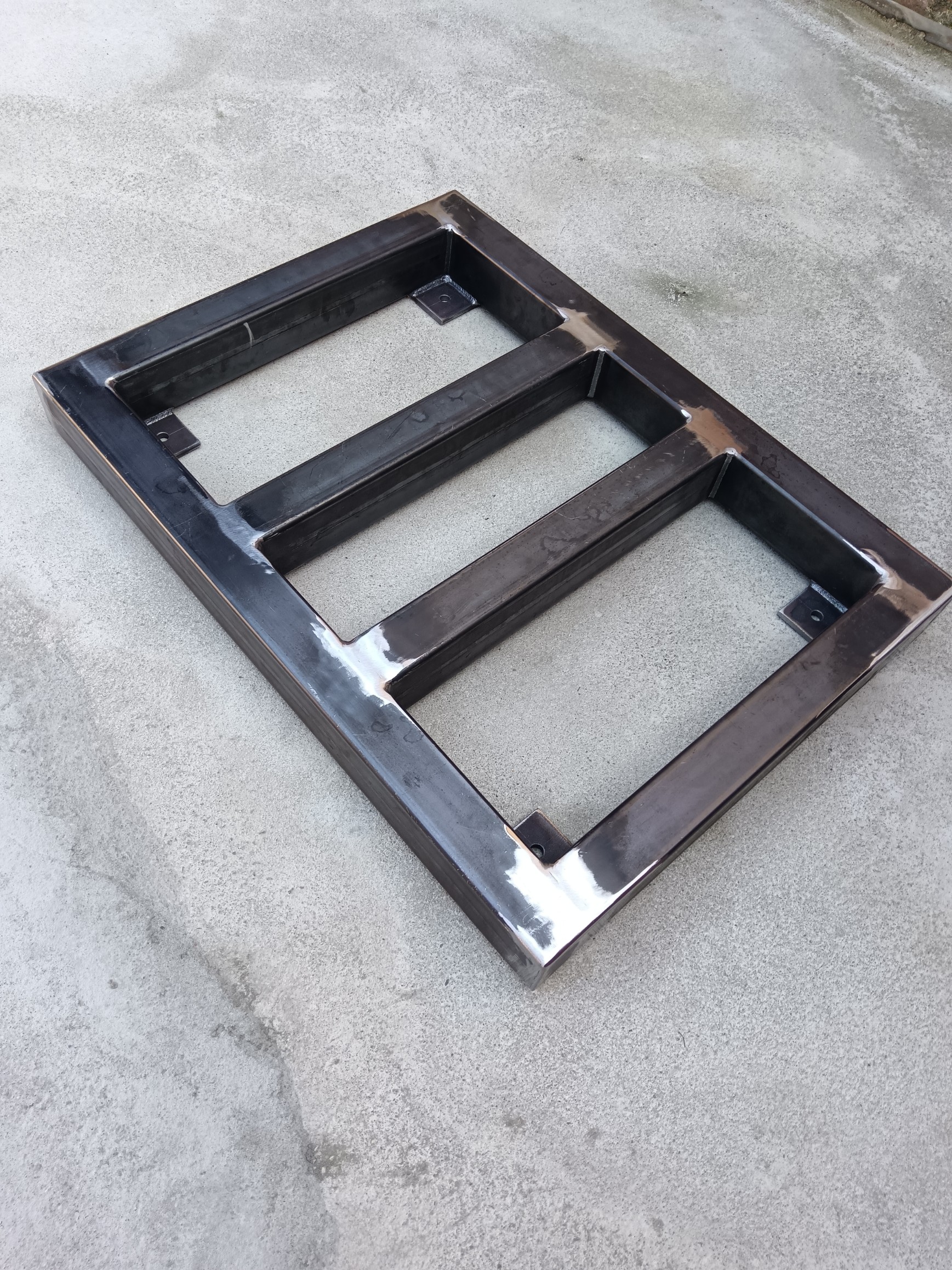 Industrial welded skid frame featuring precise mitred corners, integrated crossmembers and internal mounting plates. Emphasis on clean fit-up, consistent weld quality and stable geometry, suitable for small-series production and practical industrial use.